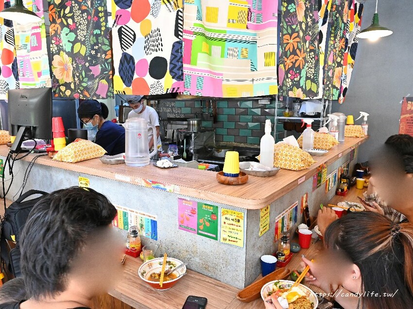 彳麵小酸辣專賣｜台中人氣南洋酸辣麵專賣店，口味客製化，中了化骨綿掌的雞腿是招牌，每日限量販售～