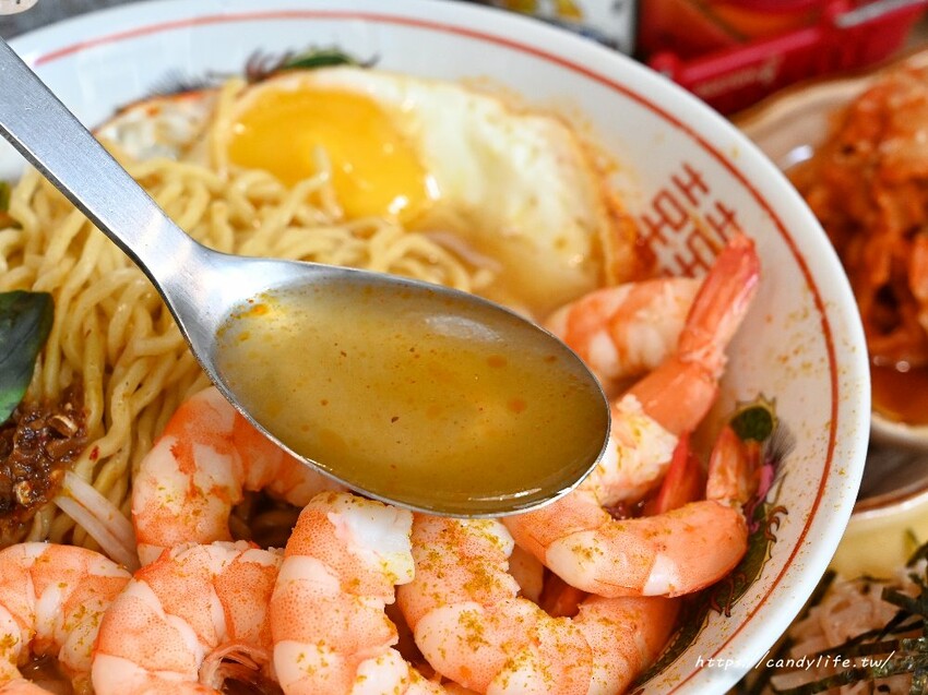 彳麵小酸辣專賣｜台中人氣南洋酸辣麵專賣店，口味客製化，中了化骨綿掌的雞腿是招牌，每日限量販售～