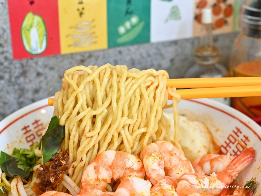 彳麵小酸辣專賣｜台中人氣南洋酸辣麵專賣店，口味客製化，中了化骨綿掌的雞腿是招牌，每日限量販售～