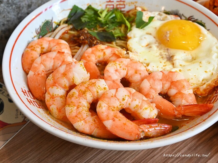 彳麵小酸辣專賣｜台中人氣南洋酸辣麵專賣店，口味客製化，中了化骨綿掌的雞腿是招牌，每日限量販售～