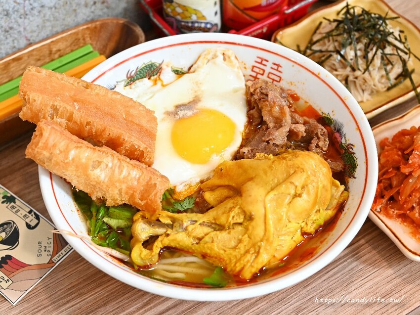彳麵小酸辣專賣｜台中人氣南洋酸辣麵專賣店，口味客製化，中了化骨綿掌的雞腿是招牌，每日限量販售～
