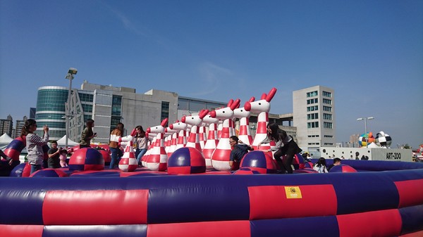 ART-ZOO 藝術動物園：高雄夢時代~ART-ZOO 藝術動物園~口愛動物造型跳跳跳~瘋狂藝起玩氣墊吧！~high翻天~