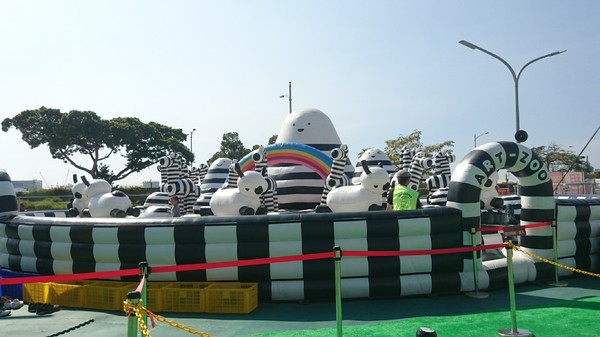 ART-ZOO 藝術動物園：高雄夢時代~ART-ZOO 藝術動物園~口愛動物造型跳跳跳~瘋狂藝起玩氣墊吧！~high翻天~