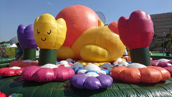 ART-ZOO 藝術動物園：高雄夢時代~ART-ZOO 藝術動物園~口愛動物造型跳跳跳~瘋狂藝起玩氣墊吧！~high翻天~