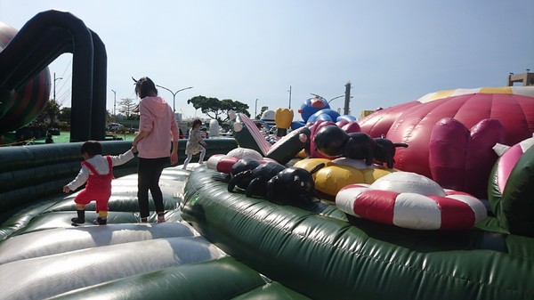 ART-ZOO 藝術動物園：高雄夢時代~ART-ZOO 藝術動物園~口愛動物造型跳跳跳~瘋狂藝起玩氣墊吧！~high翻天~