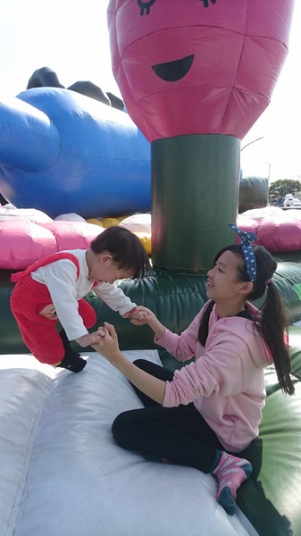 ART-ZOO 藝術動物園：高雄夢時代~ART-ZOO 藝術動物園~口愛動物造型跳跳跳~瘋狂藝起玩氣墊吧！~high翻天~