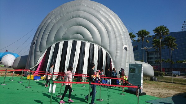 ART-ZOO 藝術動物園：高雄夢時代~ART-ZOO 藝術動物園~口愛動物造型跳跳跳~瘋狂藝起玩氣墊吧！~high翻天~