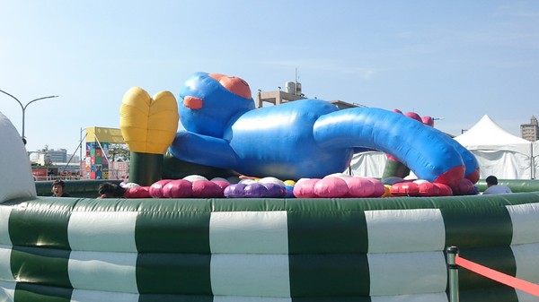 ART-ZOO 藝術動物園：高雄夢時代~ART-ZOO 藝術動物園~口愛動物造型跳跳跳~瘋狂藝起玩氣墊吧！~high翻天~