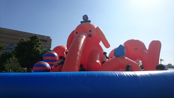 ART-ZOO 藝術動物園：高雄夢時代~ART-ZOO 藝術動物園~口愛動物造型跳跳跳~瘋狂藝起玩氣墊吧！~high翻天~