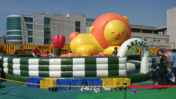 ART-ZOO 藝術動物園：高雄夢時代~ART-ZOO 藝術動物園~口愛動物造型跳跳跳~瘋狂藝起玩氣墊吧！~high翻天~