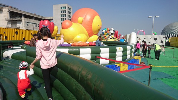 ART-ZOO 藝術動物園：高雄夢時代~ART-ZOO 藝術動物園~口愛動物造型跳跳跳~瘋狂藝起玩氣墊吧！~high翻天~