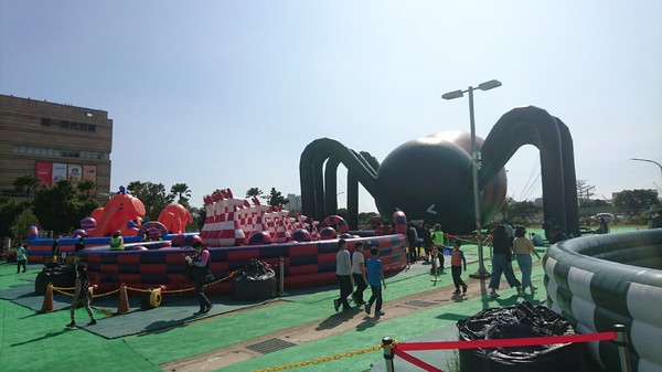 ART-ZOO 藝術動物園：高雄夢時代~ART-ZOO 藝術動物園~口愛動物造型跳跳跳~瘋狂藝起玩氣墊吧！~high翻天~