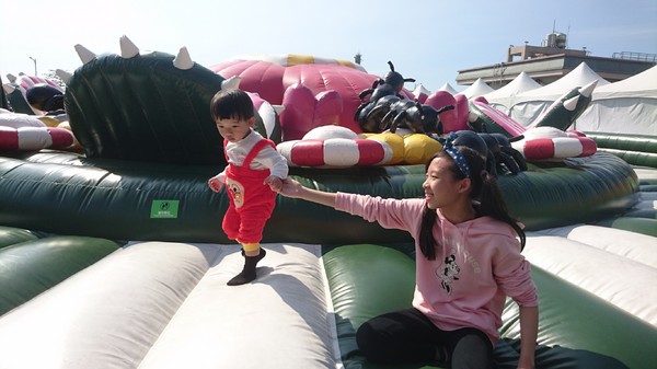 ART-ZOO 藝術動物園：高雄夢時代~ART-ZOO 藝術動物園~口愛動物造型跳跳跳~瘋狂藝起玩氣墊吧！~high翻天~