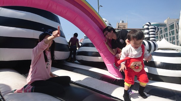 ART-ZOO 藝術動物園：高雄夢時代~ART-ZOO 藝術動物園~口愛動物造型跳跳跳~瘋狂藝起玩氣墊吧！~high翻天~