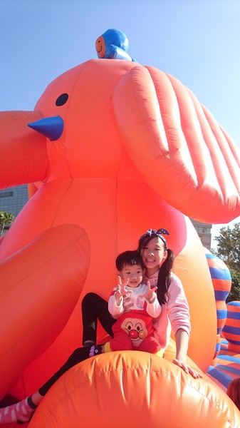 ART-ZOO 藝術動物園：高雄夢時代~ART-ZOO 藝術動物園~口愛動物造型跳跳跳~瘋狂藝起玩氣墊吧！~high翻天~