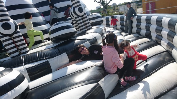 ART-ZOO 藝術動物園：高雄夢時代~ART-ZOO 藝術動物園~口愛動物造型跳跳跳~瘋狂藝起玩氣墊吧！~high翻天~