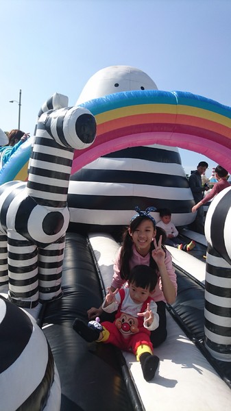 ART-ZOO 藝術動物園：高雄夢時代~ART-ZOO 藝術動物園~口愛動物造型跳跳跳~瘋狂藝起玩氣墊吧！~high翻天~