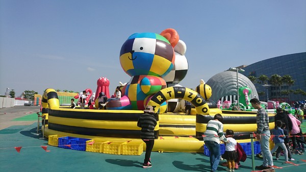 ART-ZOO 藝術動物園：高雄夢時代~ART-ZOO 藝術動物園~口愛動物造型跳跳跳~瘋狂藝起玩氣墊吧！~high翻天~