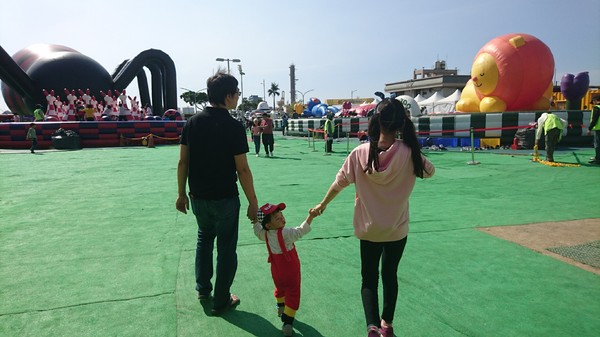 ART-ZOO 藝術動物園：高雄夢時代~ART-ZOO 藝術動物園~口愛動物造型跳跳跳~瘋狂藝起玩氣墊吧！~high翻天~