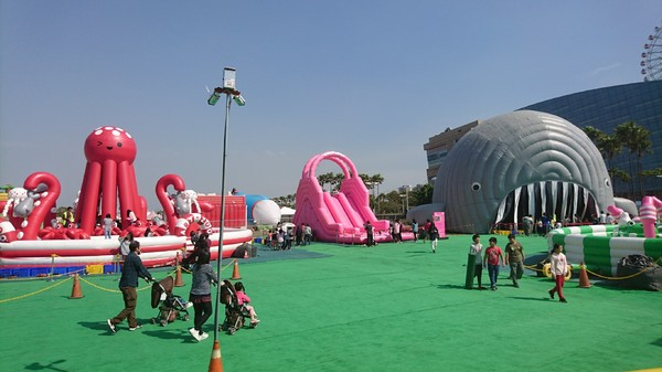 ART-ZOO 藝術動物園：高雄夢時代~ART-ZOO 藝術動物園~口愛動物造型跳跳跳~瘋狂藝起玩氣墊吧！~high翻天~