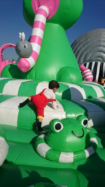 ART-ZOO 藝術動物園：高雄夢時代~ART-ZOO 藝術動物園~口愛動物造型跳跳跳~瘋狂藝起玩氣墊吧！~high翻天~