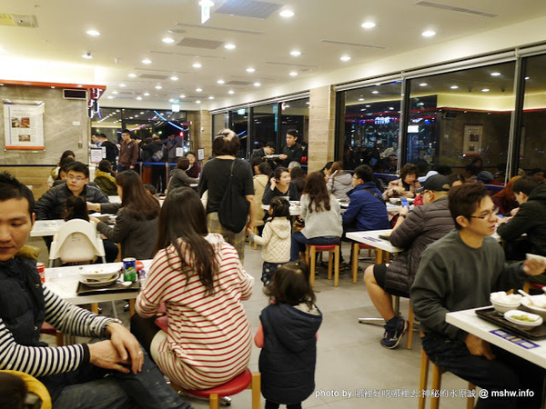 了凡香港油雞飯麵：【食記】台中了凡香港油雞飯麵 Hawker Chan Taiwan J-Mall店@西屯米其林一條街&工業區-捷運BRT澄清醫院 : 米其林再度失靈!居然端得出冷的我也是醉了