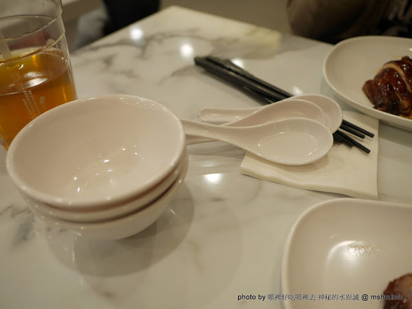 了凡香港油雞飯麵：【食記】台中了凡香港油雞飯麵 Hawker Chan Taiwan J-Mall店@西屯米其林一條街&工業區-捷運BRT澄清醫院 : 米其林再度失靈!居然端得出冷的我也是醉了