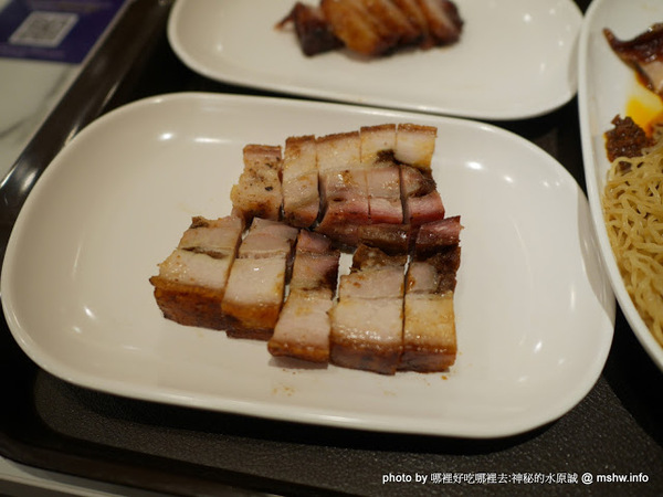 了凡香港油雞飯麵：【食記】台中了凡香港油雞飯麵 Hawker Chan Taiwan J-Mall店@西屯米其林一條街&工業區-捷運BRT澄清醫院 : 米其林再度失靈!居然端得出冷的我也是醉了