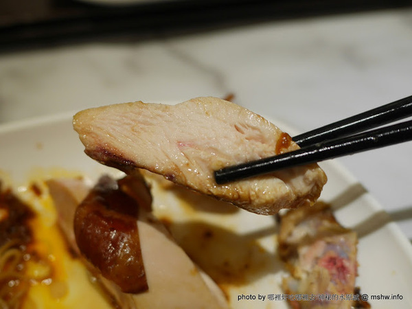 了凡香港油雞飯麵：【食記】台中了凡香港油雞飯麵 Hawker Chan Taiwan J-Mall店@西屯米其林一條街&工業區-捷運BRT澄清醫院 : 米其林再度失靈!居然端得出冷的我也是醉了