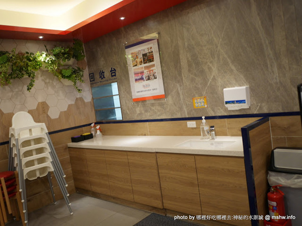 了凡香港油雞飯麵：【食記】台中了凡香港油雞飯麵 Hawker Chan Taiwan J-Mall店@西屯米其林一條街&工業區-捷運BRT澄清醫院 : 米其林再度失靈!居然端得出冷的我也是醉了