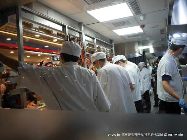 了凡香港油雞飯麵：【食記】台中了凡香港油雞飯麵 Hawker Chan Taiwan J-Mall店@西屯米其林一條街&工業區-捷運BRT澄清醫院 : 米其林再度失靈!居然端得出冷的我也是醉了