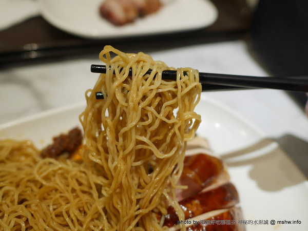 了凡香港油雞飯麵：【食記】台中了凡香港油雞飯麵 Hawker Chan Taiwan J-Mall店@西屯米其林一條街&工業區-捷運BRT澄清醫院 : 米其林再度失靈!居然端得出冷的我也是醉了