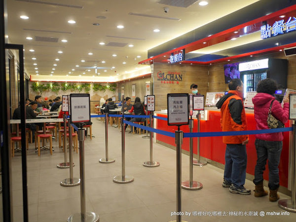 了凡香港油雞飯麵：【食記】台中了凡香港油雞飯麵 Hawker Chan Taiwan J-Mall店@西屯米其林一條街&工業區-捷運BRT澄清醫院 : 米其林再度失靈!居然端得出冷的我也是醉了