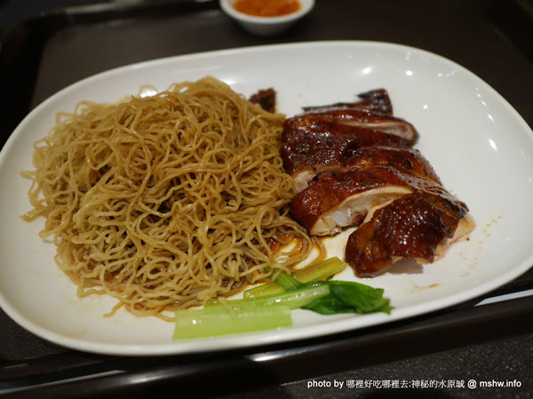 了凡香港油雞飯麵：【食記】台中了凡香港油雞飯麵 Hawker Chan Taiwan J-Mall店@西屯米其林一條街&工業區-捷運BRT澄清醫院 : 米其林再度失靈!居然端得出冷的我也是醉了
