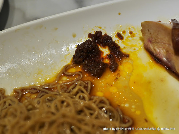 了凡香港油雞飯麵：【食記】台中了凡香港油雞飯麵 Hawker Chan Taiwan J-Mall店@西屯米其林一條街&工業區-捷運BRT澄清醫院 : 米其林再度失靈!居然端得出冷的我也是醉了