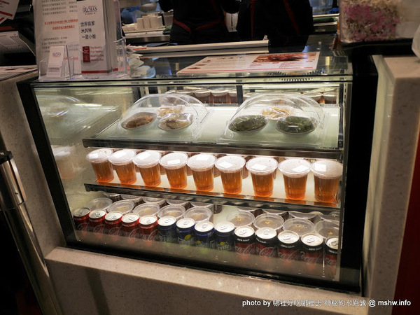 了凡香港油雞飯麵：【食記】台中了凡香港油雞飯麵 Hawker Chan Taiwan J-Mall店@西屯米其林一條街&工業區-捷運BRT澄清醫院 : 米其林再度失靈!居然端得出冷的我也是醉了