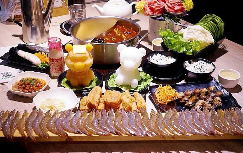 有春茶館平日不限時、不收服務費，用餐時段生意超好，復古菜餚彷彿走進阿嬤的老廚房!