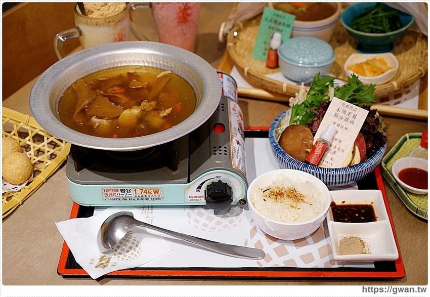 有春茶館平日不限時、不收服務費，用餐時段生意超好，復古菜餚彷彿走進阿嬤的老廚房!