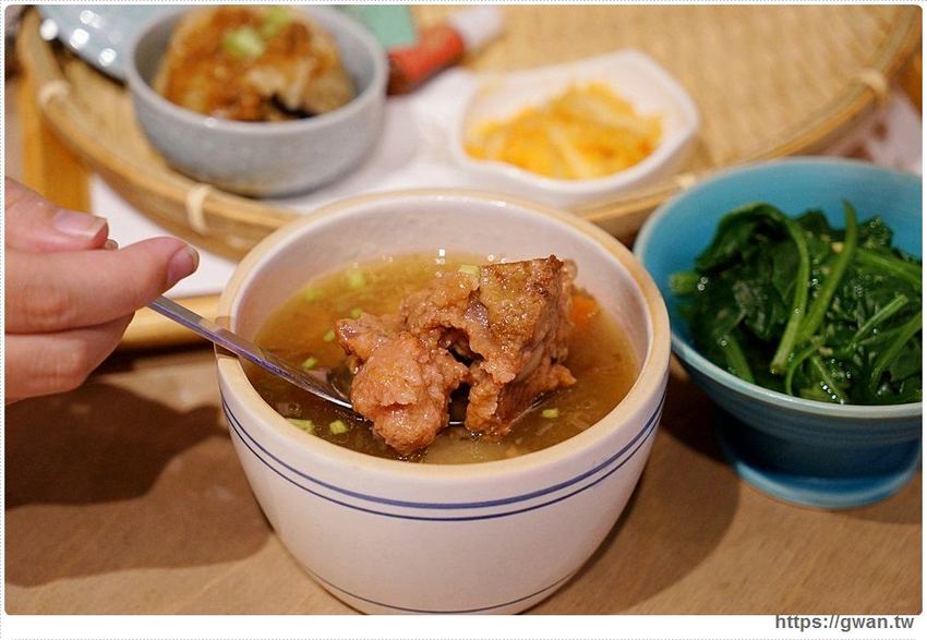 有春茶館平日不限時、不收服務費，用餐時段生意超好，復古菜餚彷彿走進阿嬤的老廚房!