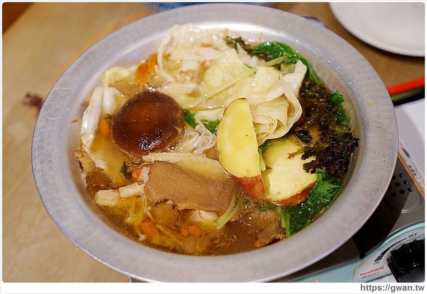 有春茶館平日不限時、不收服務費，用餐時段生意超好，復古菜餚彷彿走進阿嬤的老廚房!