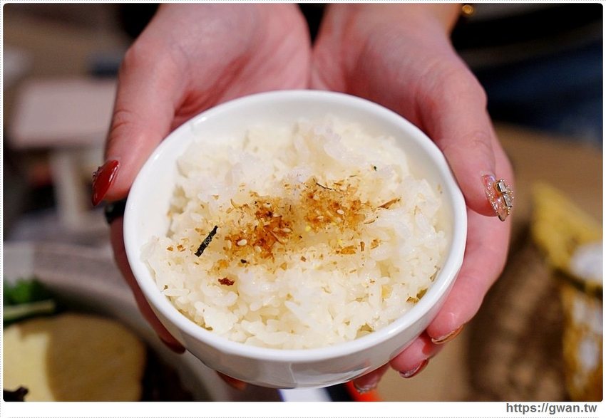 有春茶館平日不限時、不收服務費，用餐時段生意超好，復古菜餚彷彿走進阿嬤的老廚房!