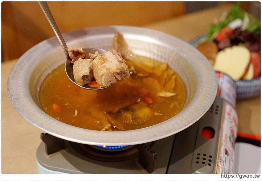 有春茶館平日不限時、不收服務費，用餐時段生意超好，復古菜餚彷彿走進阿嬤的老廚房!