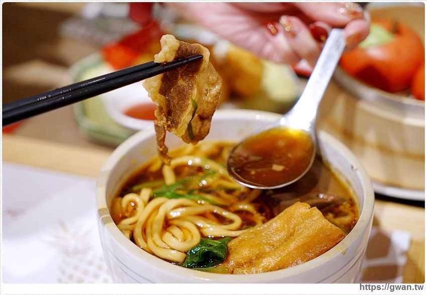 有春茶館平日不限時、不收服務費，用餐時段生意超好，復古菜餚彷彿走進阿嬤的老廚房!