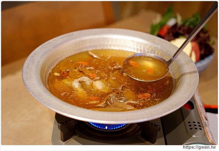 有春茶館平日不限時、不收服務費，用餐時段生意超好，復古菜餚彷彿走進阿嬤的老廚房!