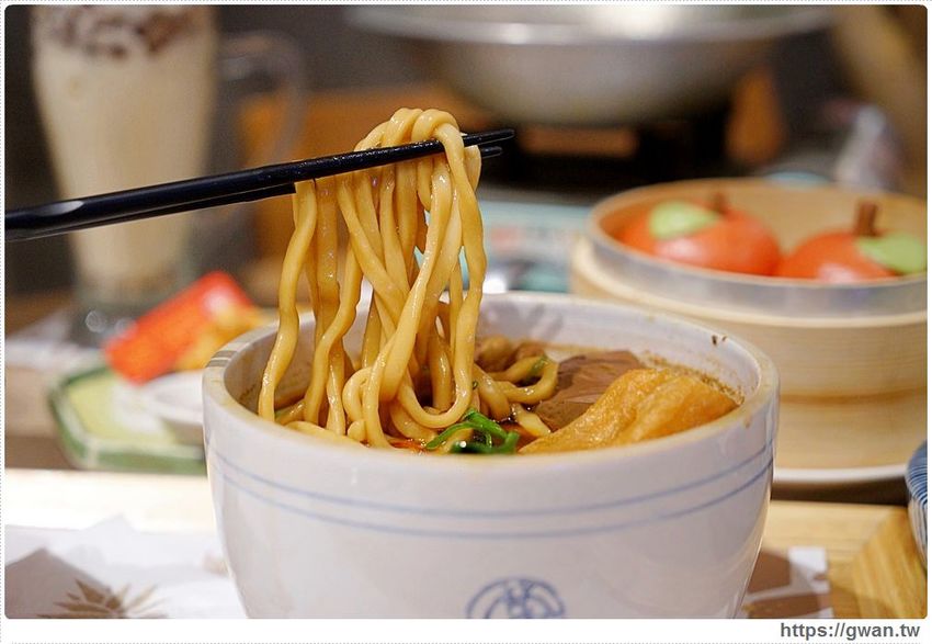 有春茶館平日不限時、不收服務費，用餐時段生意超好，復古菜餚彷彿走進阿嬤的老廚房!