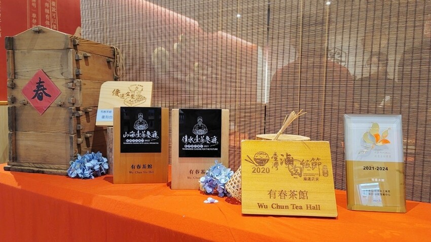 台中市東區有春茶館新菜色強勢登場!麻辣豆腐魚鍋、紅油舒肥雞蔬菜飯、麻辣嫩雞皮蛋麵,開胃套餐任你選!