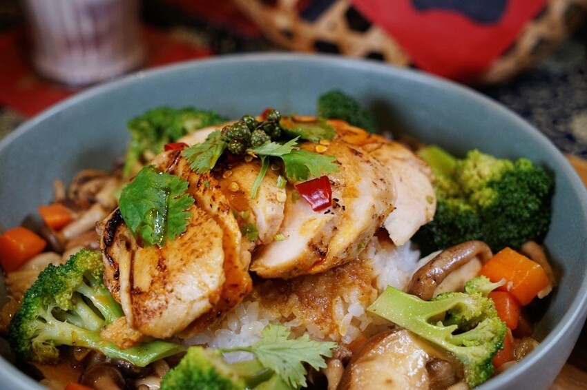 台中市東區有春茶館新菜色強勢登場!麻辣豆腐魚鍋、紅油舒肥雞蔬菜飯、麻辣嫩雞皮蛋麵,開胃套餐任你選!