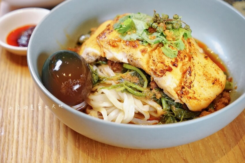 台中市東區有春茶館新菜色強勢登場!麻辣豆腐魚鍋、紅油舒肥雞蔬菜飯、麻辣嫩雞皮蛋麵,開胃套餐任你選!