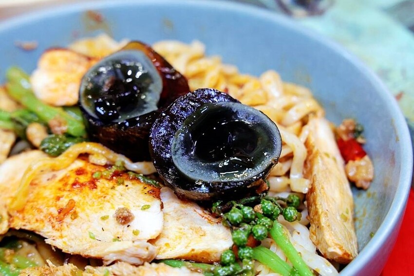 台中市東區有春茶館新菜色強勢登場!麻辣豆腐魚鍋、紅油舒肥雞蔬菜飯、麻辣嫩雞皮蛋麵,開胃套餐任你選!