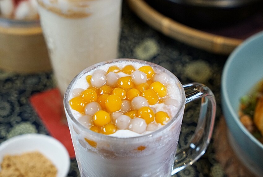 台中市東區有春茶館新菜色強勢登場!麻辣豆腐魚鍋、紅油舒肥雞蔬菜飯、麻辣嫩雞皮蛋麵,開胃套餐任你選!